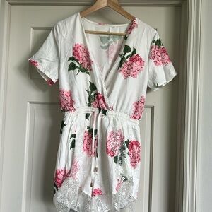 NWOT Flowery Romper -size Medium